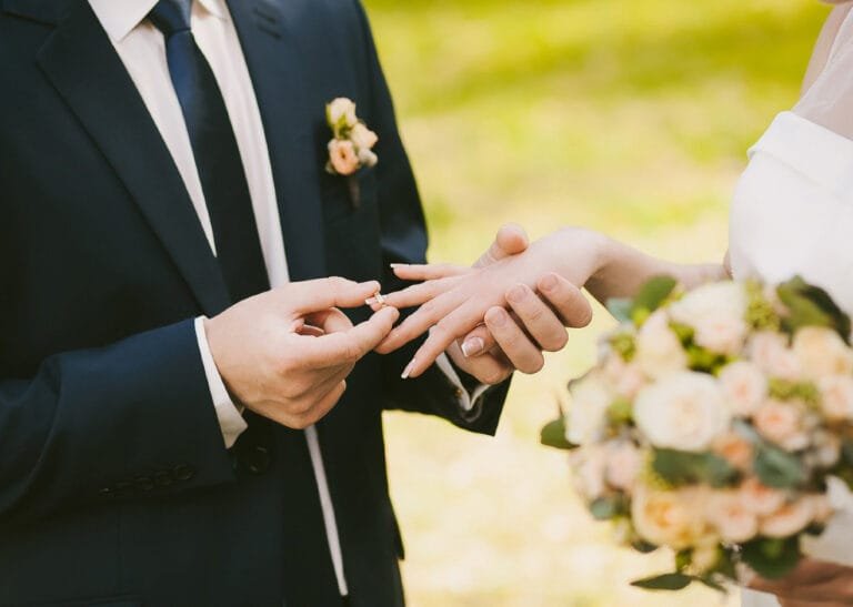 تفسير حلم زواج المتزوجة من غير زوجها: دلالات التغيير والفرص الجديدة