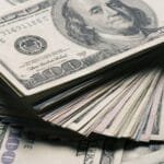 تفسير رؤية المال الورقي في المنام للمرأة المتزوجة: دلالات الخير والهموم،  من الرؤى التي تحمل دلالات متباينة تتعلق بحالتها النفسية والاجتماعية