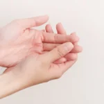 تفسير حلم ظهور إصبع جديد في اليد: دلالة على البركة وزيادة الرزق والنسل