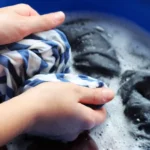 تفسير حلم غسل الملابس في المنام بالتفصيل: دلالات التوبة والتطهير وبداية جديدة، رؤية غسل الملابس في المنام من الأحلام التي تحمل معانٍ عميقة ومتنوعة