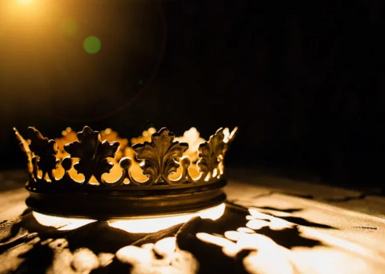 تفسير رؤية الملك في المنام: دلالة على السلطة والرزق أم رسالة تحذيرية