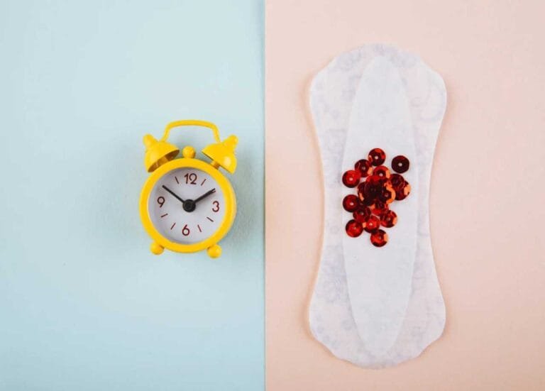 حكم نزول دم خفيف قبل الدورة