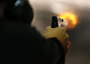 تفسير حلم شخص يطلق النار علي واصابني في المنام