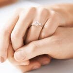 تفسير حلم رؤية الخطبة في المنام للعزباء والمتزوجة