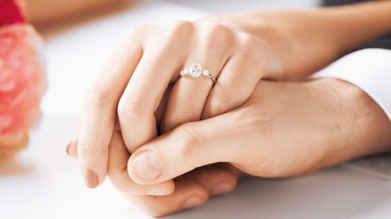 تفسير حلم رؤية الخطبة في المنام للعزباء والمتزوجة